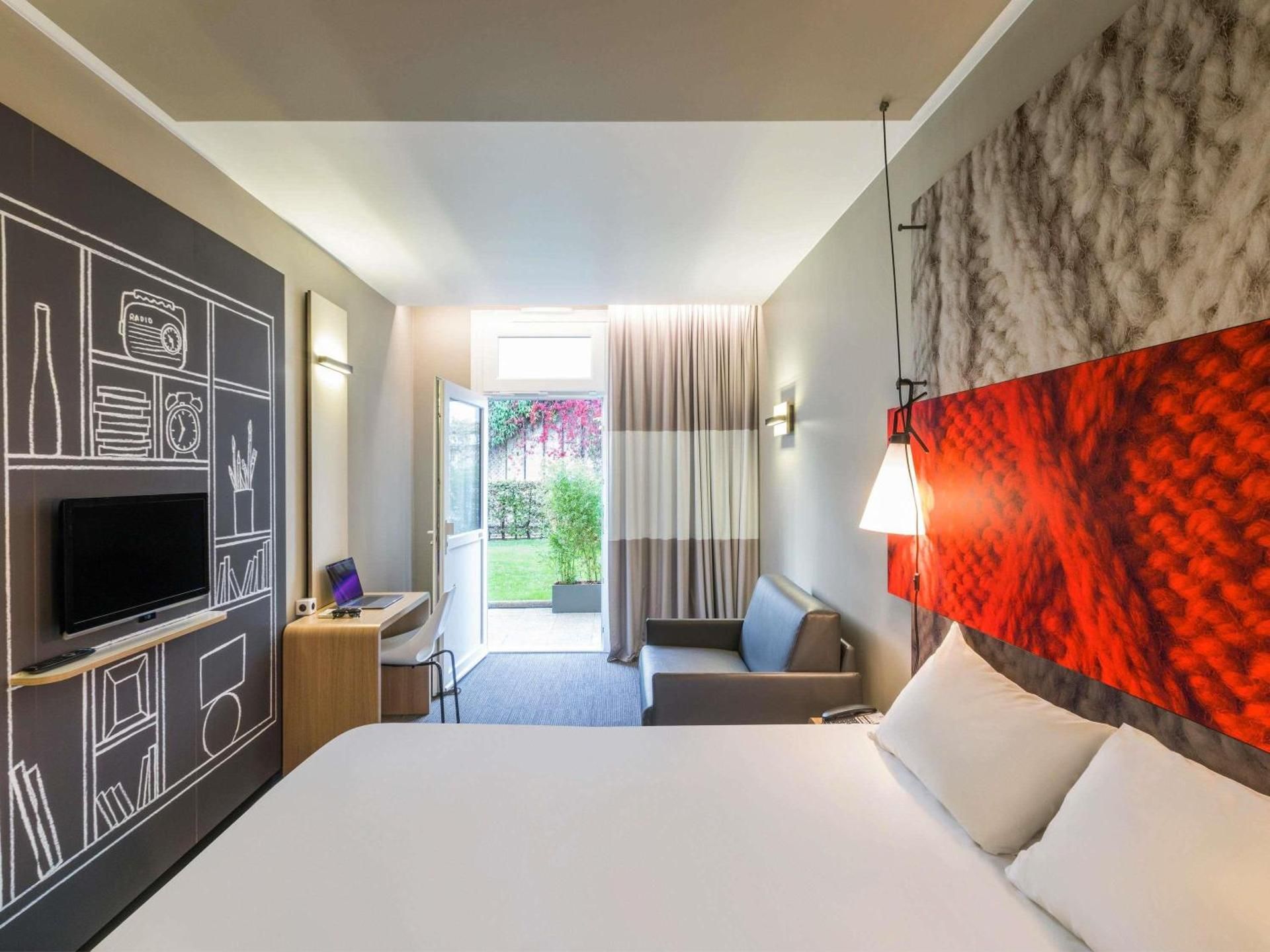 Standard room with 1 double bed and 1 sofa bed