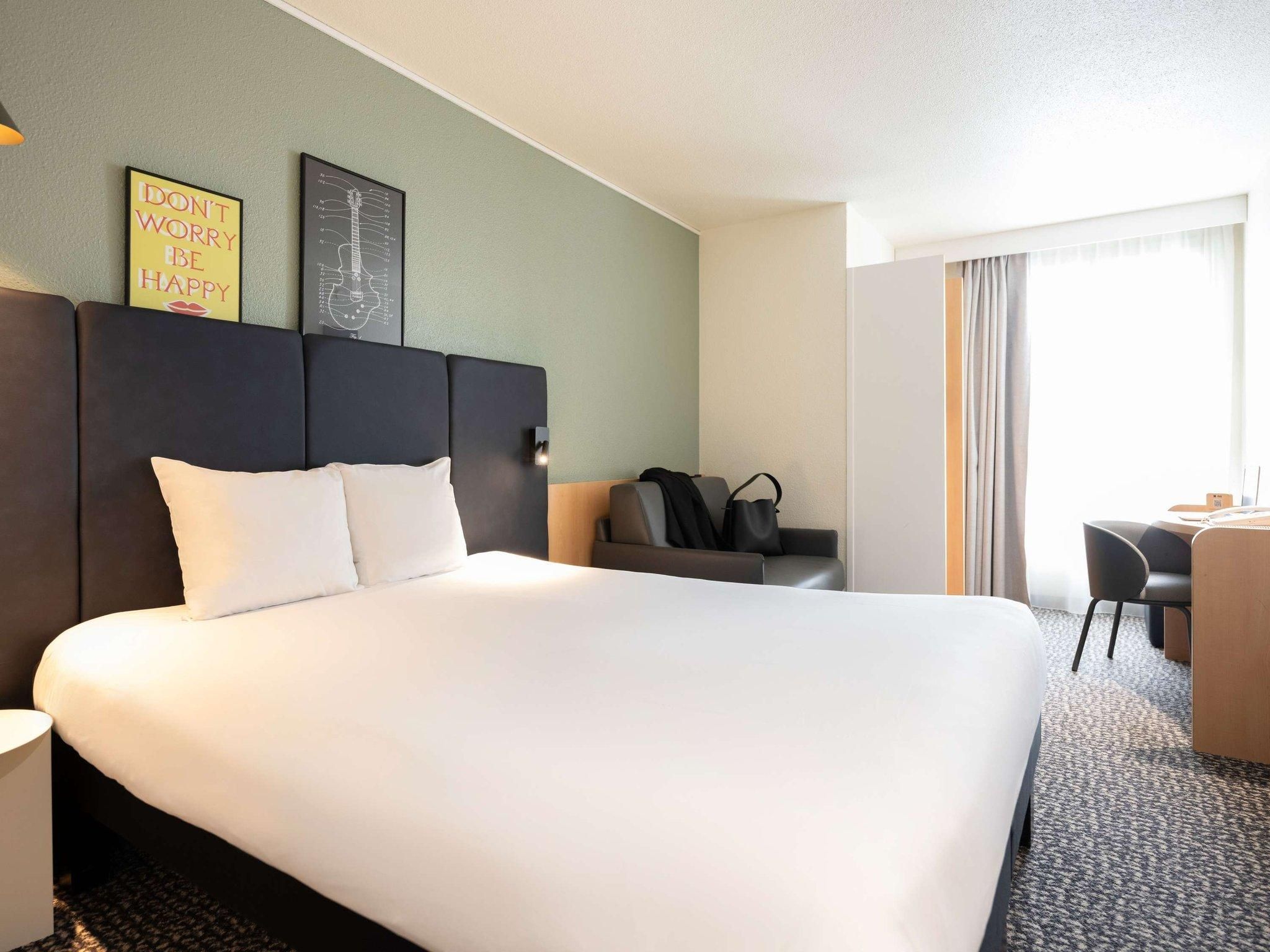 Standard room with 1 double bed and 1 sofa bed