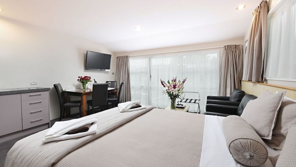 Arthur's Court Motor Lodge Large One Bedroom Apartment 4