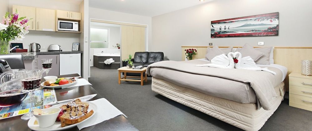 Arthur's Court Motor Lodge Executive Spa Suite 2