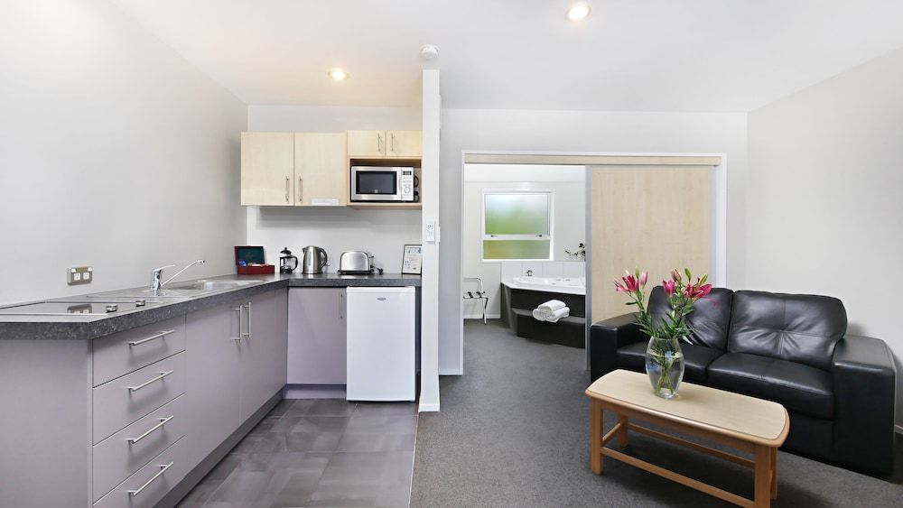 Arthur's Court Motor Lodge Executive Spa Suite 6