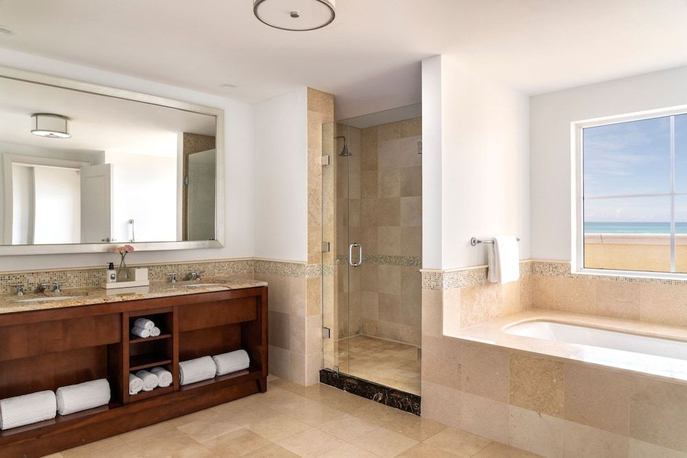 Deluxe Suite, 1 King Bed with Sofa bed, Oceanfront