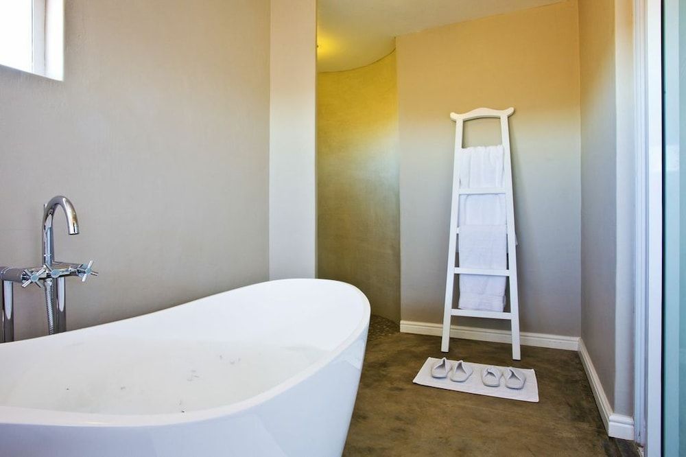 Deep Soaking Bathtub