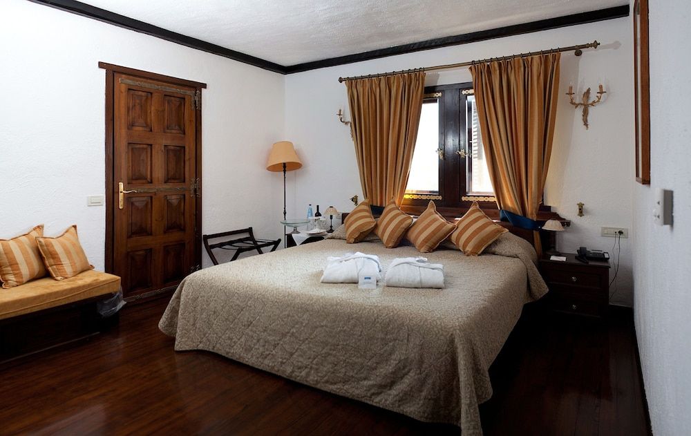 Grand Villa, Multiple Bedrooms (sleeps 48)