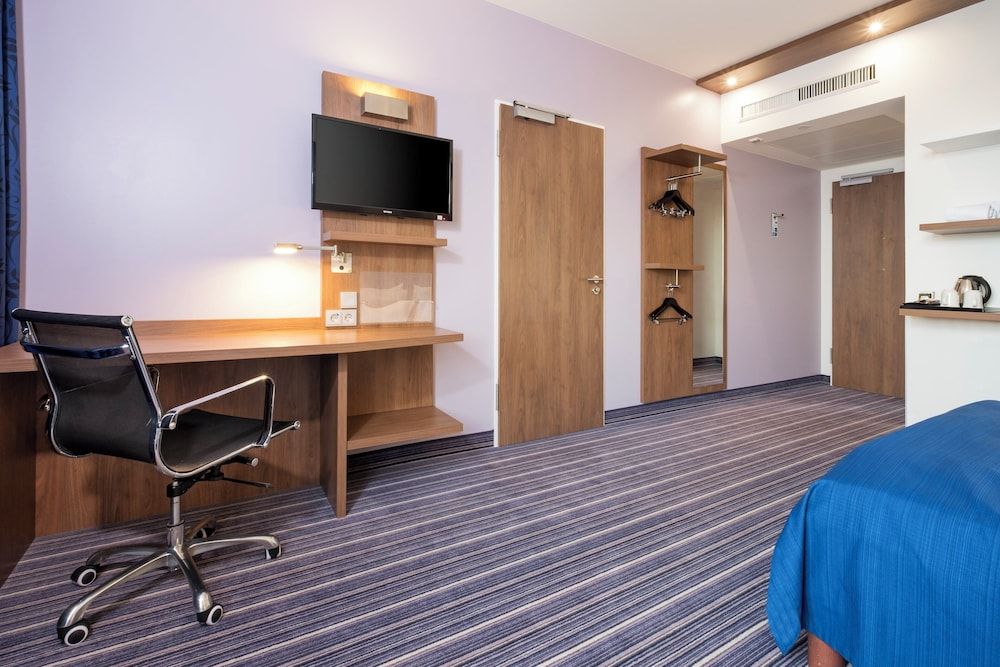 Holiday Inn Express Friedrichshafen by IHG Standard Room, 1 Queen Bed, Accessible 9