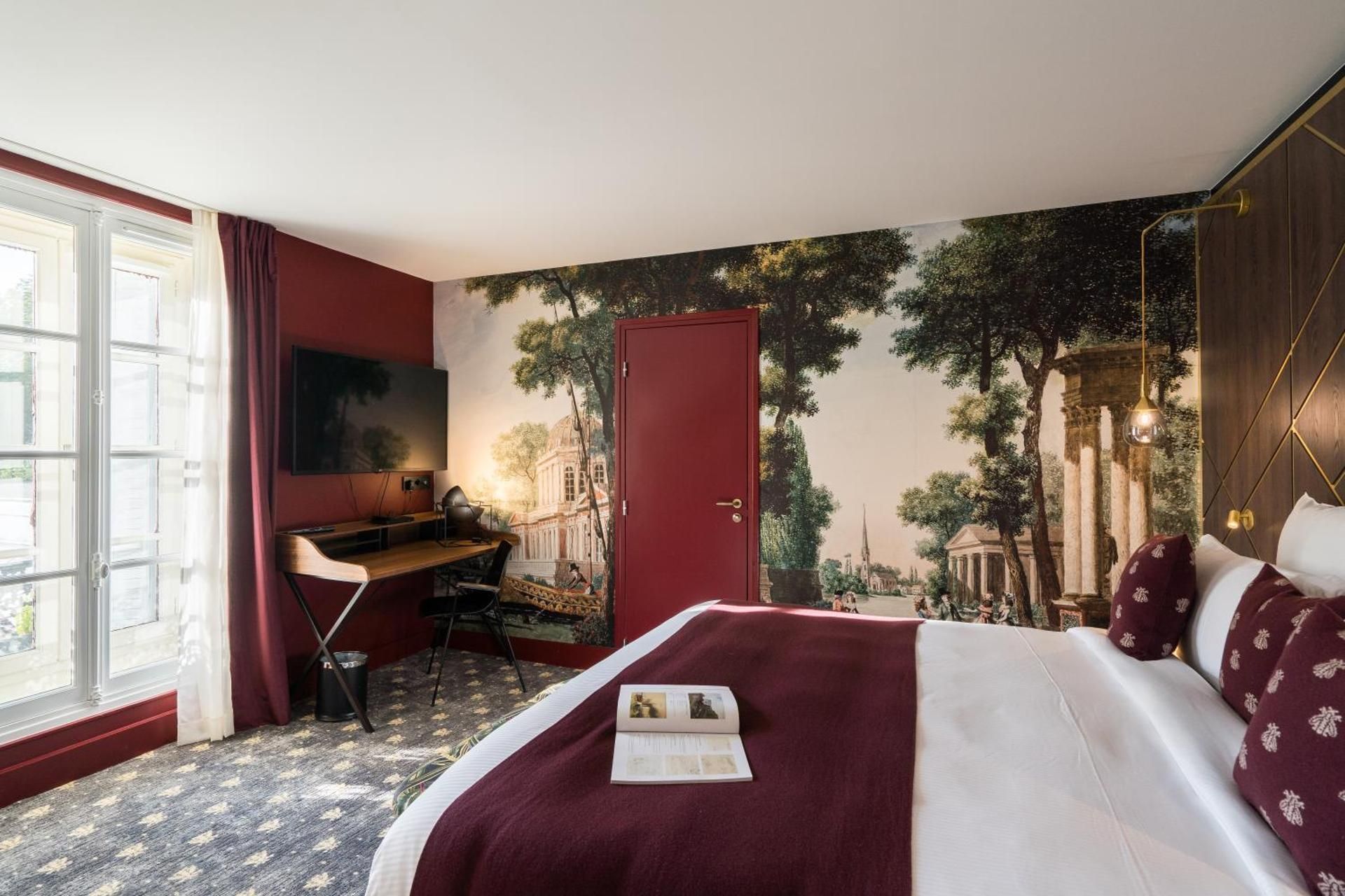 Deluxe Room, King-Size Bed, Courtyard Or Place Bonaparte View