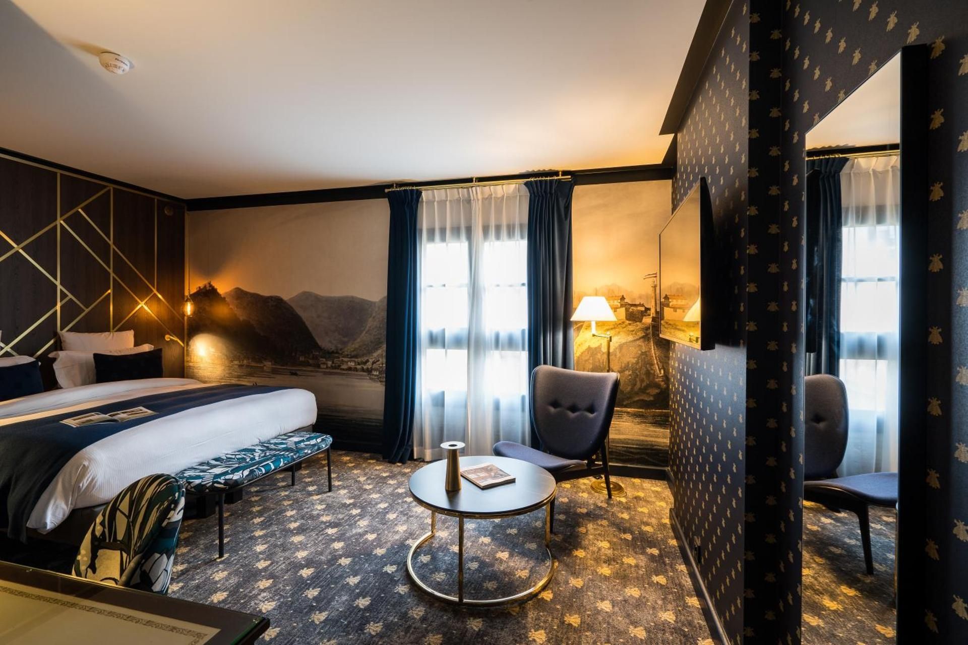 Superior Room, King-Size Bed, Courtyard Or Place Bonaparte View