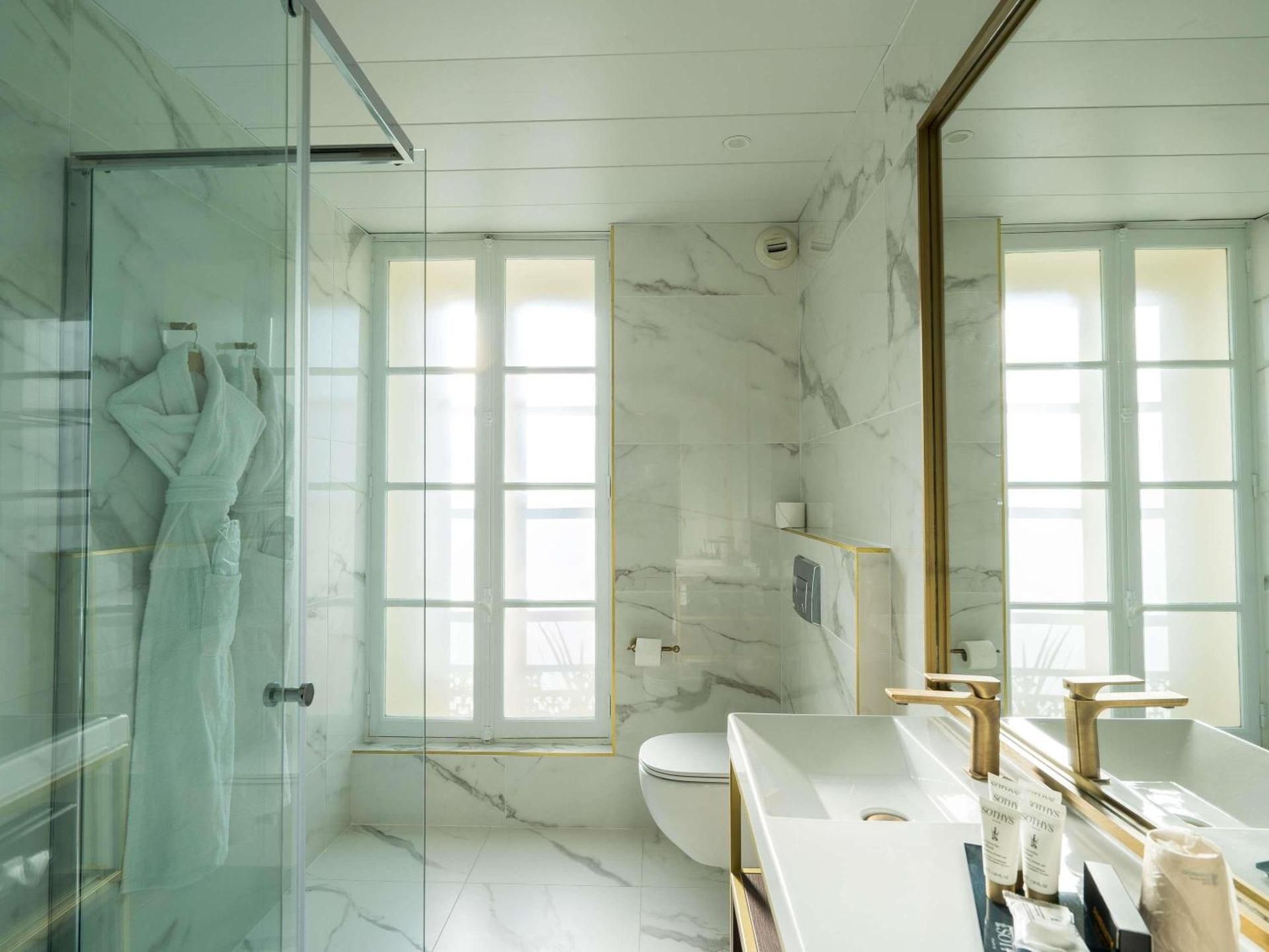 Deluxe Room, King-Size Bed, Courtyard Or Place Bonaparte View