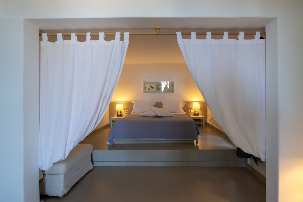 Honeymoon Suite, Sea View