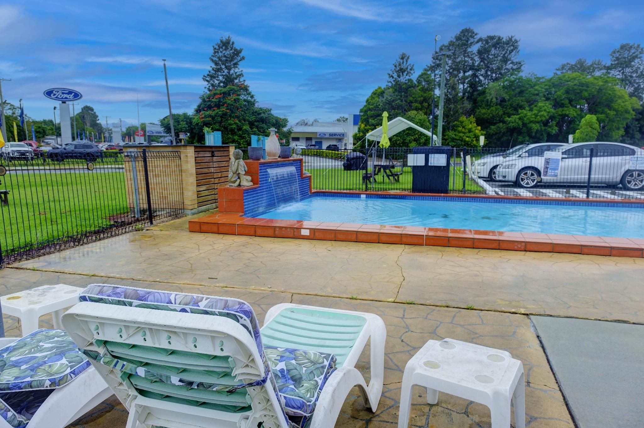 swimming pool [outdoor]