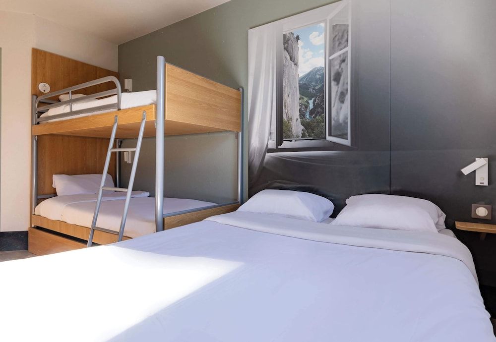 B&B HOTEL Valence Sud Quadruple Room 4