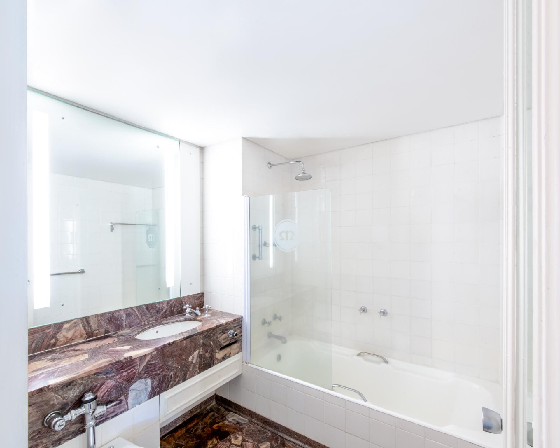 2 TWIN BEDS PARK VIEW