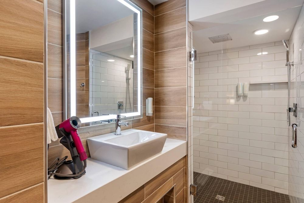 Clarion Lakeside Inn & Conference Centre Suite, 1 King Bed, Non Smoking 3