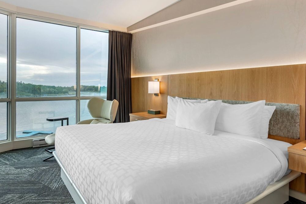 1 King Bed, Lake View
