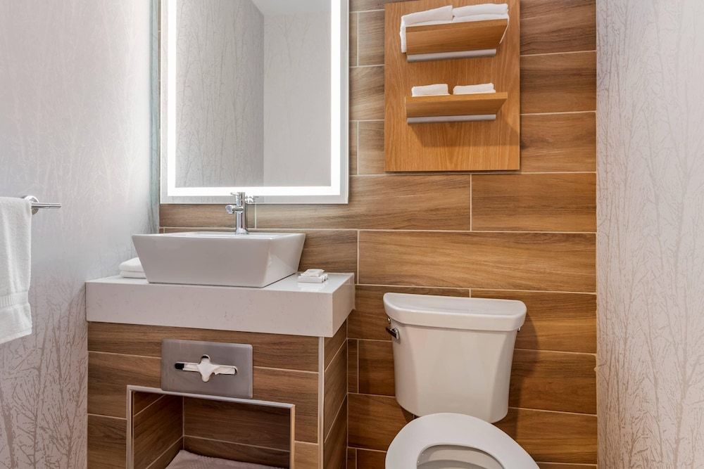 Clarion Lakeside Inn & Conference Centre Suite, 1 King Bed, Non Smoking 2