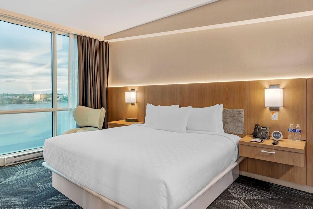 Clarion Lakeside Inn & Conference Centre Suite, 1 King Bed, Non Smoking