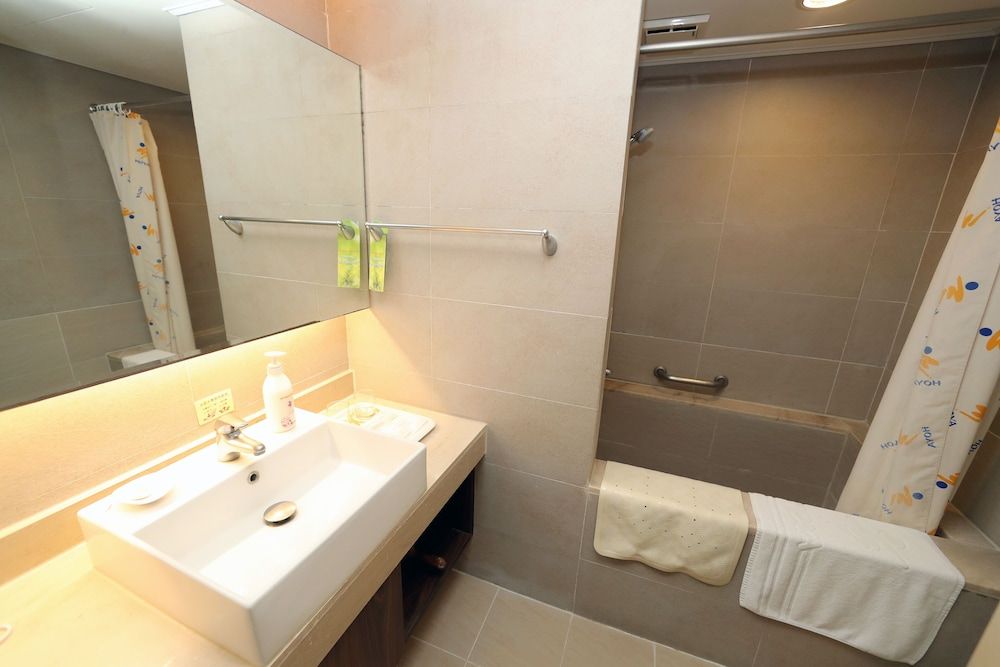 Hoya Hot Springs Resort & Spa Senior Double Room 4