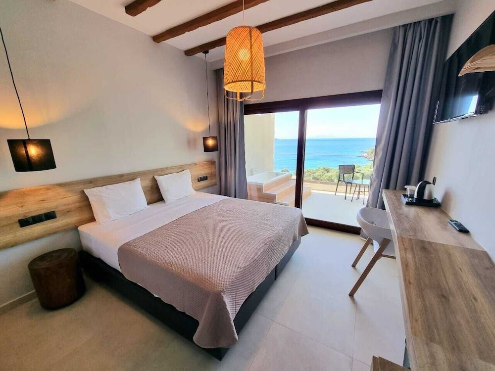 Paradise Suite with outdoor hydromassage bathtub