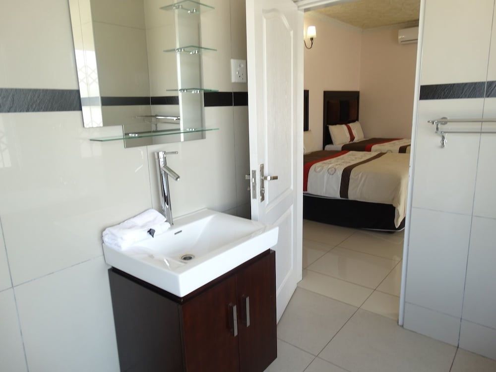 Global Village Guesthouse En-suite Double Room - 2 Double Beds 6
