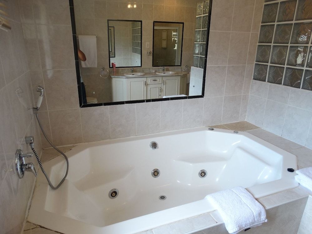 Global Village Guesthouse En-suite Twin Room 5