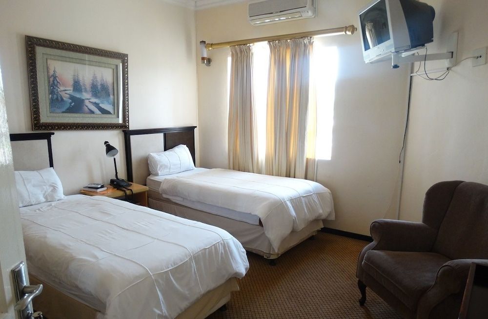 Global Village Guesthouse En-suite Twin Room 6