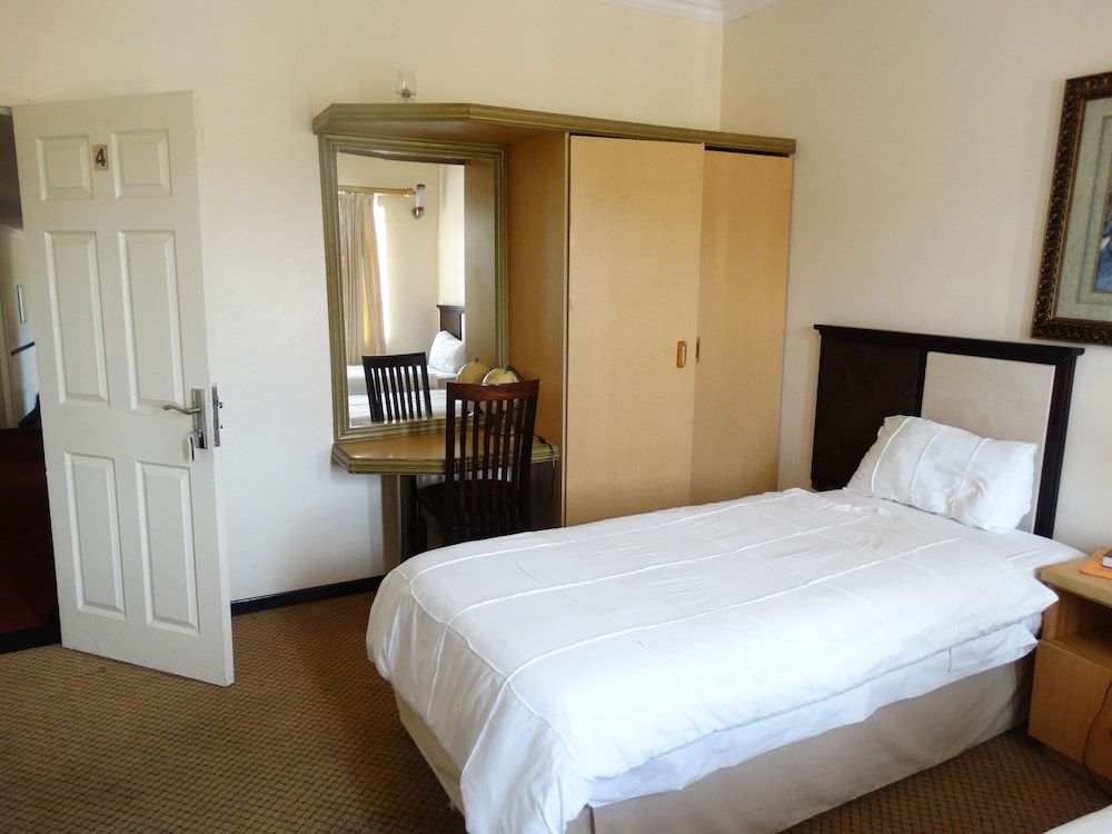 Global Village Guesthouse En-suite Twin Room