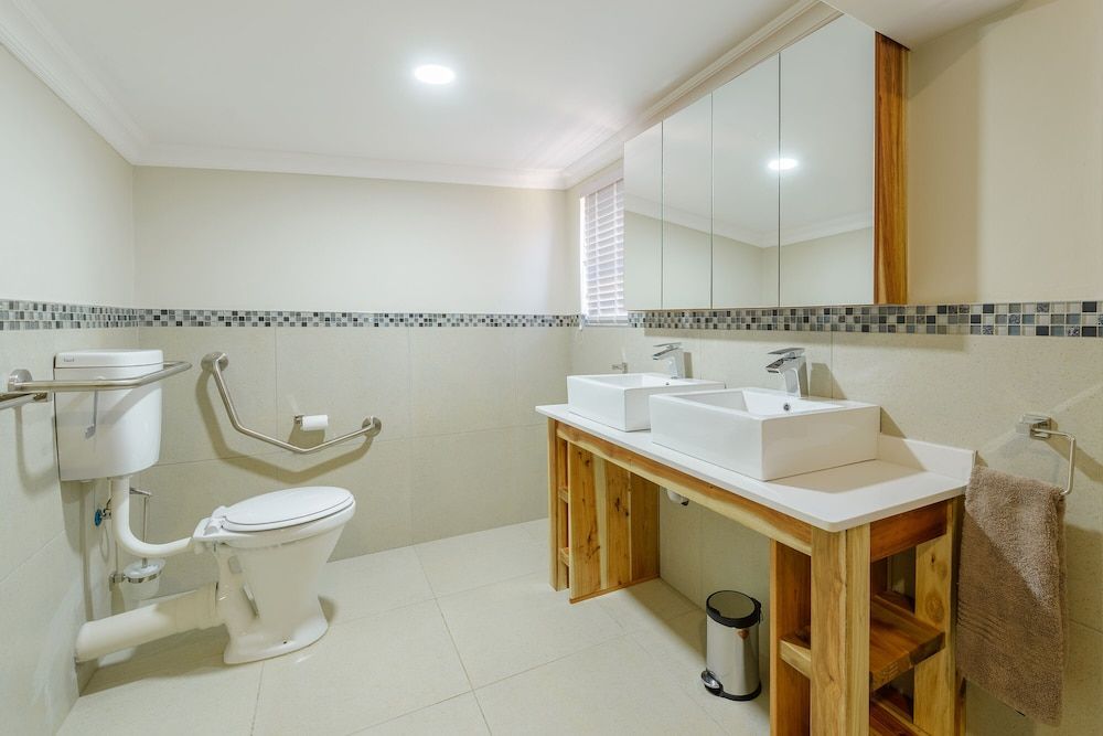 Kiara Lodge Luxury Studio with Patio Wheelchair Friendly 3