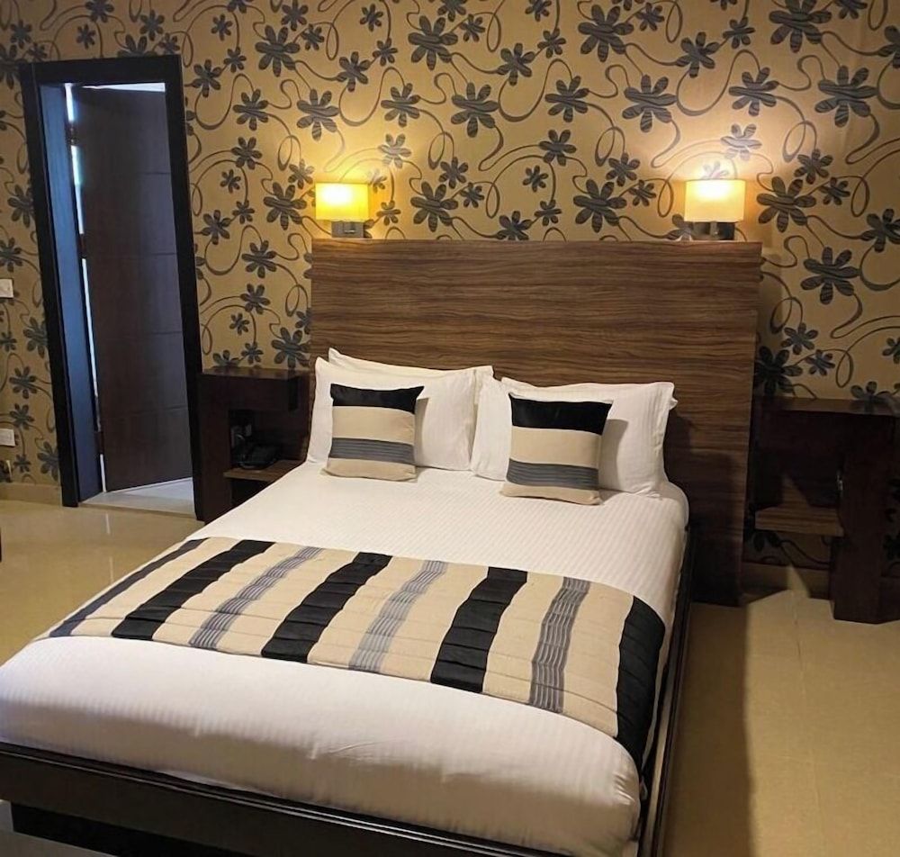 Home Suites Boutique Hotel Freetown Deluxe Double Room, 1 Queen Bed 6