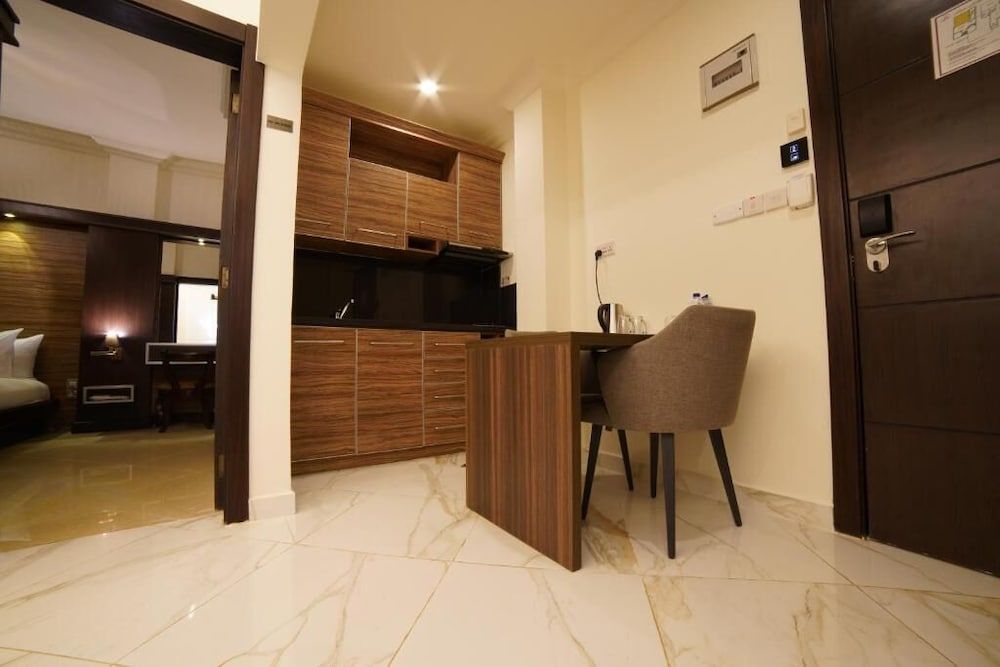 Home Suites Boutique Hotel Freetown Senior Suite, 1 Bedroom, Kitchen, Executive Level 4