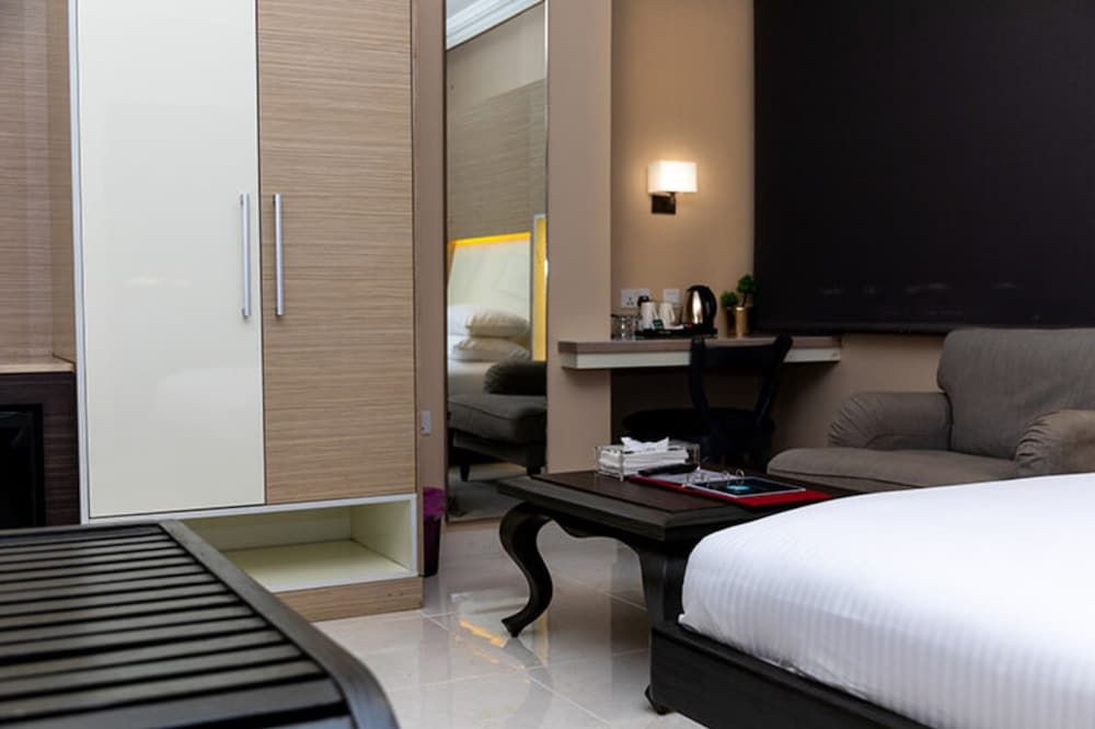 Home Suites Boutique Hotel Freetown Deluxe Double Room, 1 Queen Bed 13