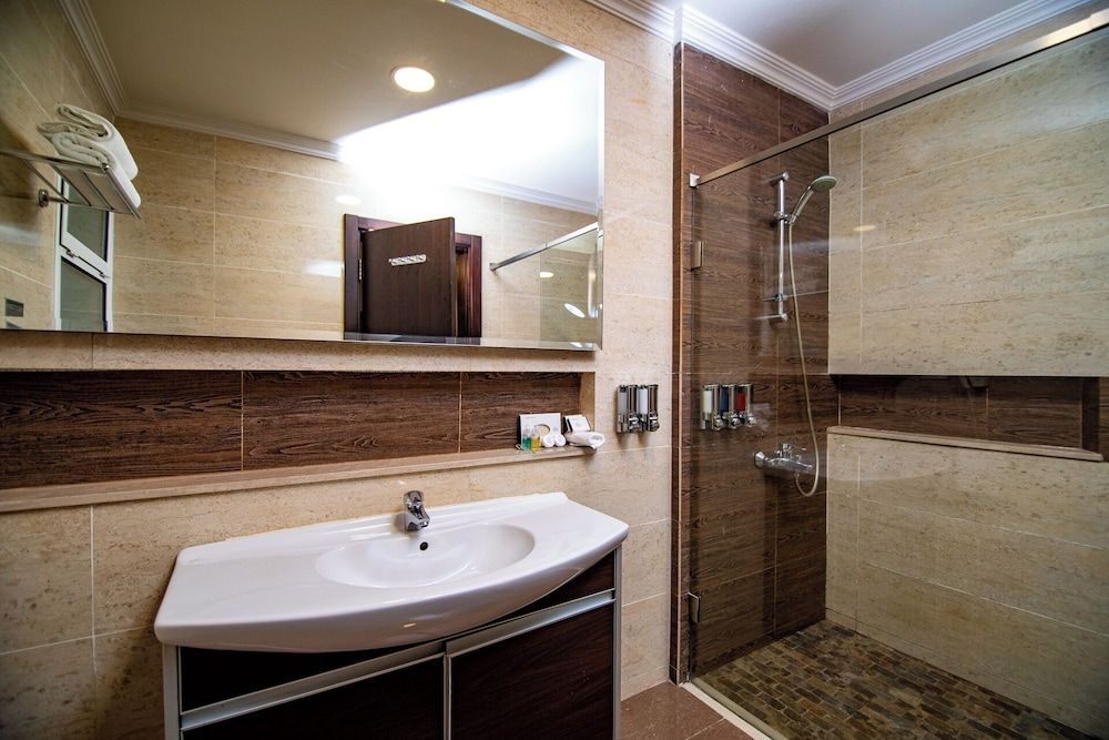 Home Suites Boutique Hotel Freetown Deluxe Double Room, 1 Queen Bed 12