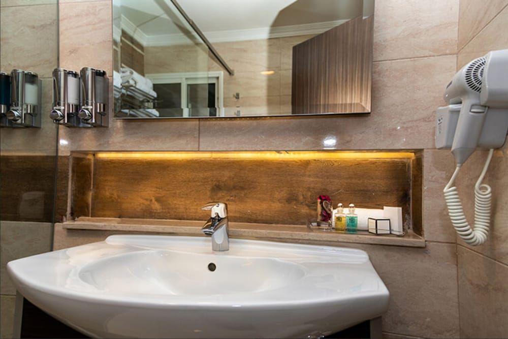 Home Suites Boutique Hotel Freetown Deluxe Double Room, 1 Queen Bed 9