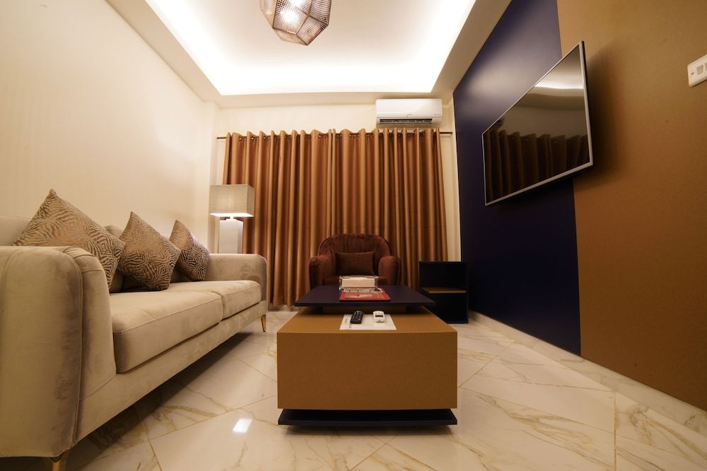 Home Suites Boutique Hotel Freetown Senior Suite, 1 Bedroom, Kitchen, Executive Level 5