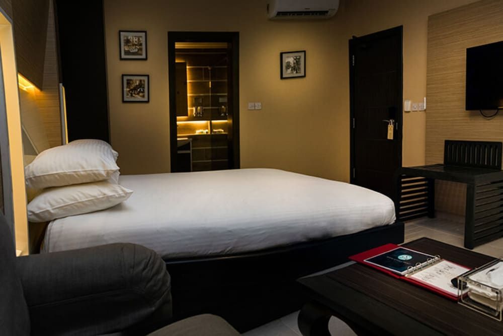 Home Suites Boutique Hotel Freetown Deluxe Double Room, 1 Queen Bed 2