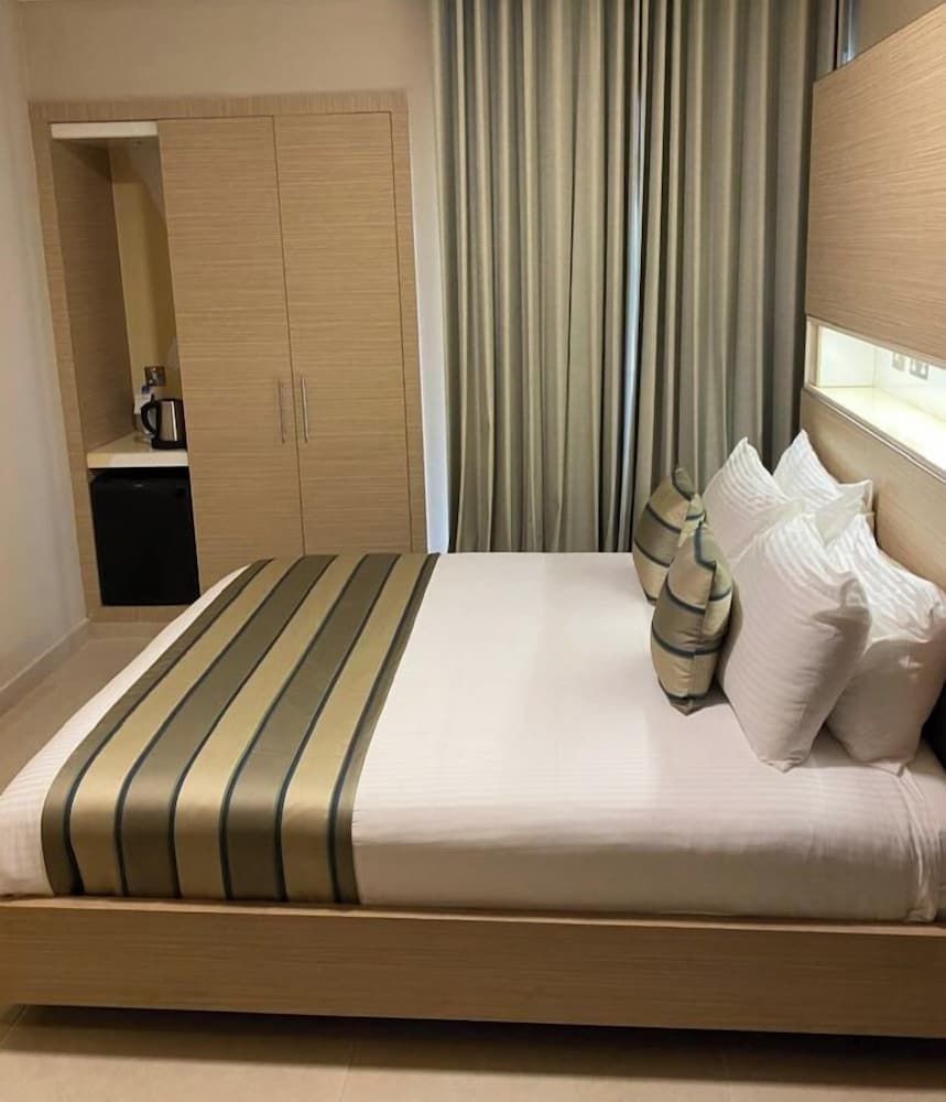 Home Suites Boutique Hotel Freetown Deluxe Double Room, 1 Queen Bed 7