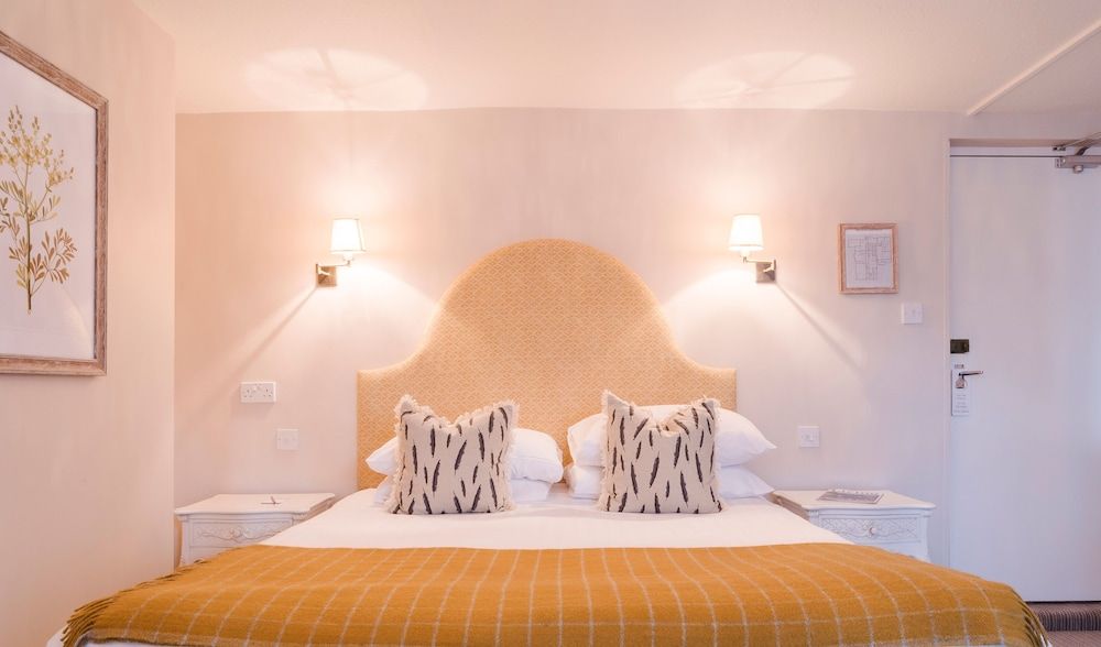 Classic Double or Twin Room (Single use)