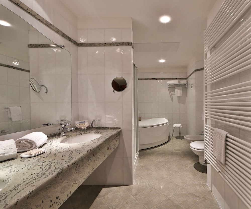 Best Western Hotel Globus City Executive Suite, 1 Queen Bed, Jetted Tub 2