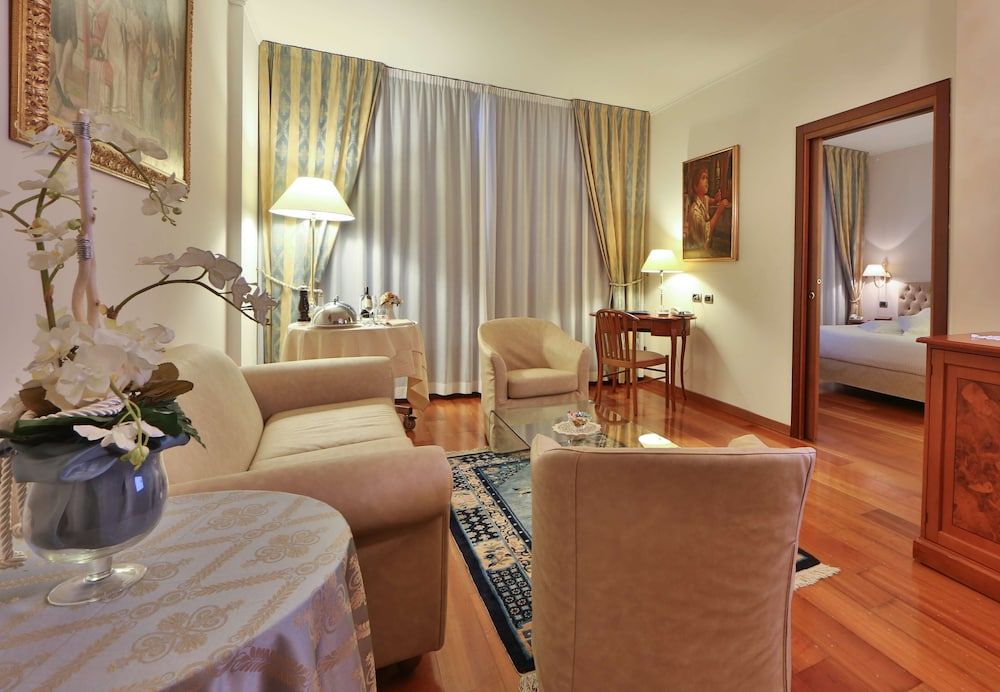 Best Western Hotel Globus City Executive Suite, 1 Queen Bed, Jetted Tub 6