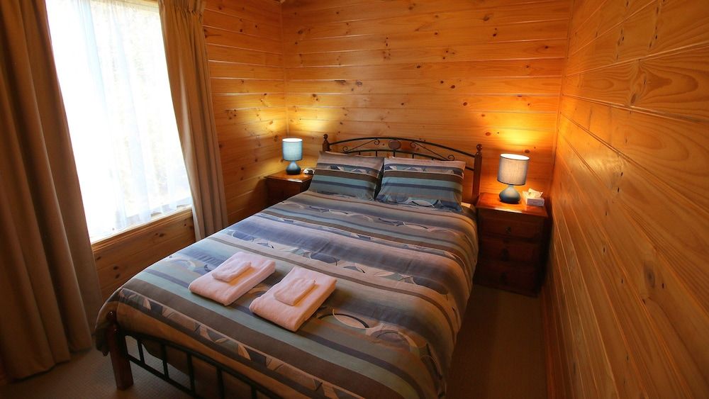 Beauty Point Tourist Park Waterfront Cabin 5 Share 2