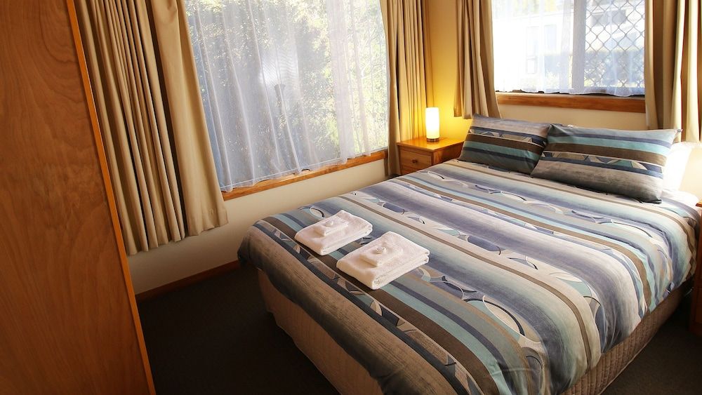 Beauty Point Tourist Park Waterfront Cabin 5 Share 4