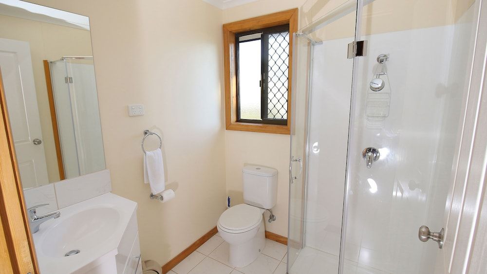 Beauty Point Tourist Park Waterfront Cabin 5 Share 12