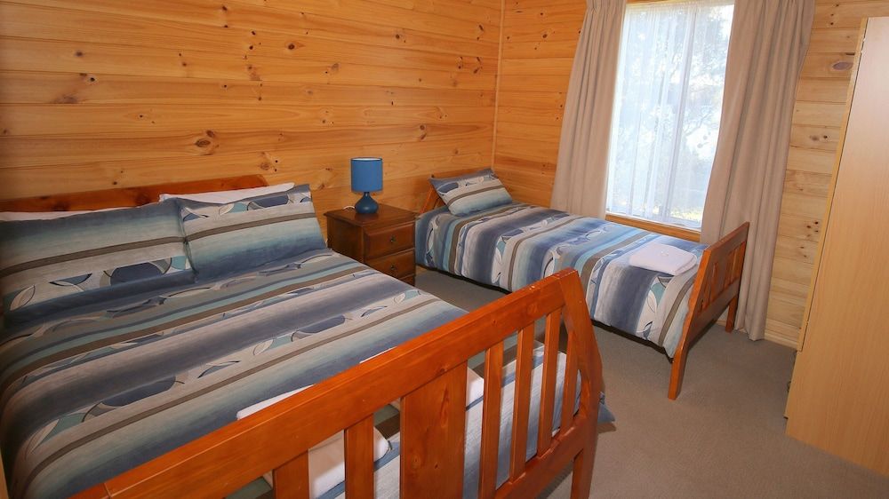 Beauty Point Tourist Park Waterfront Cabin 5 Share 3