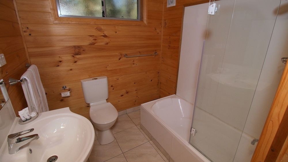 Beauty Point Tourist Park Waterfront Cabin 5 Share 11