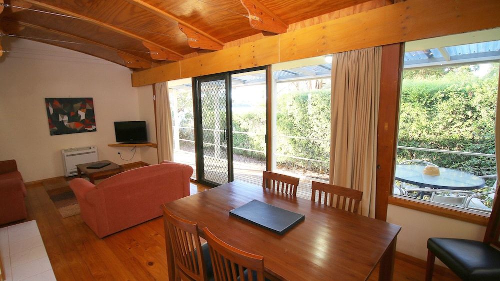 Beauty Point Tourist Park Waterfront Cabin 5 Share 9