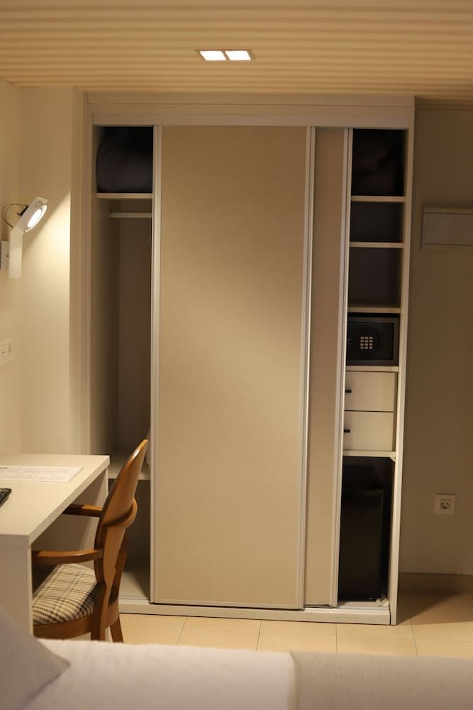 New Hotel Colón Family Room (2 adults + 2 children ) 4