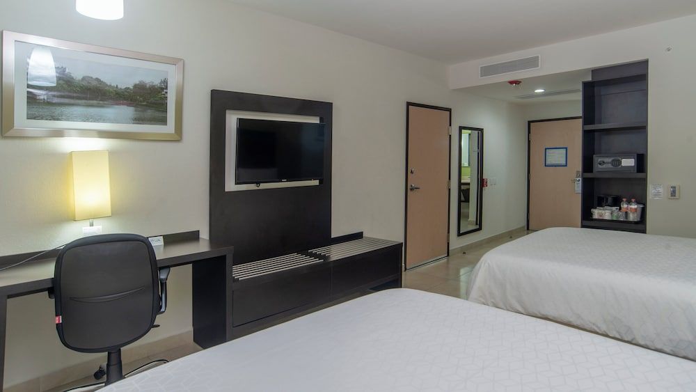 Holiday Inn Express Xalapa by IHG Standard Room, 2 Queen Beds, Accessible 4