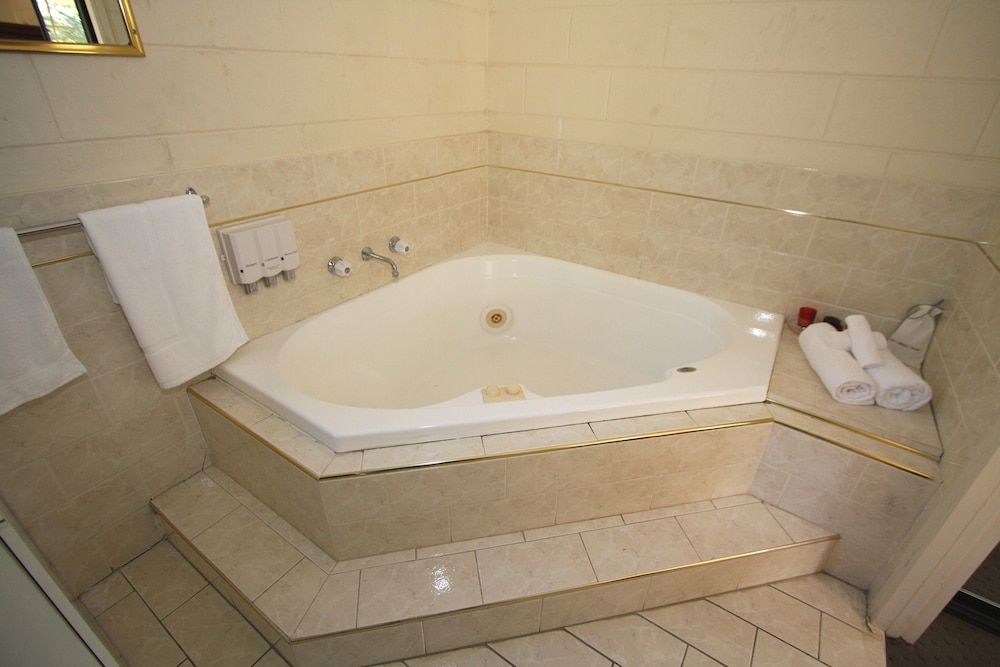 Picton Valley Motel Deluxe King Spa Room 5