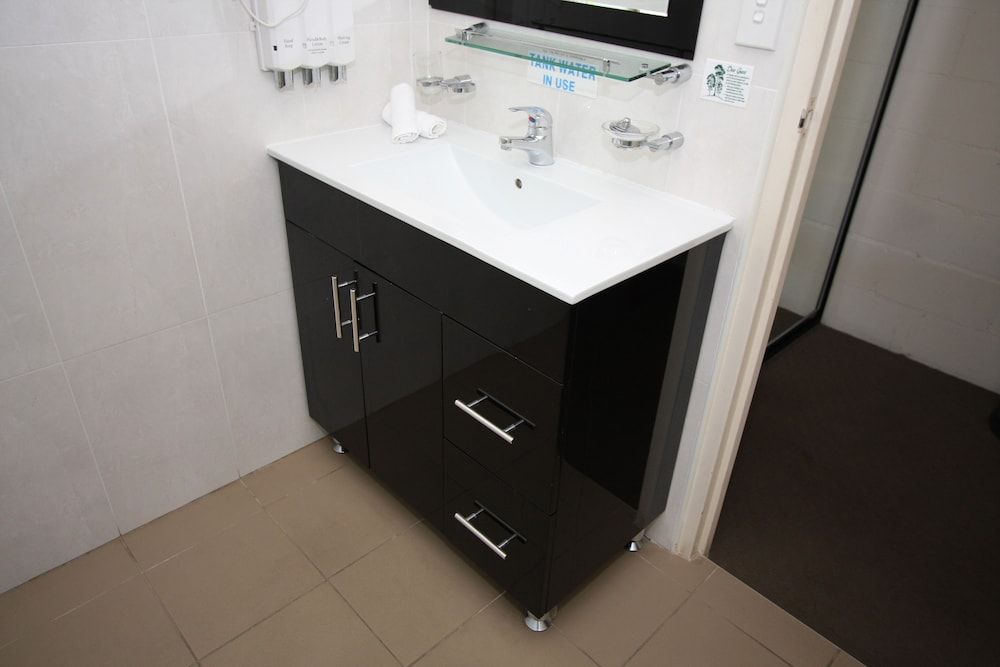 Picton Valley Motel Deluxe King Room 5