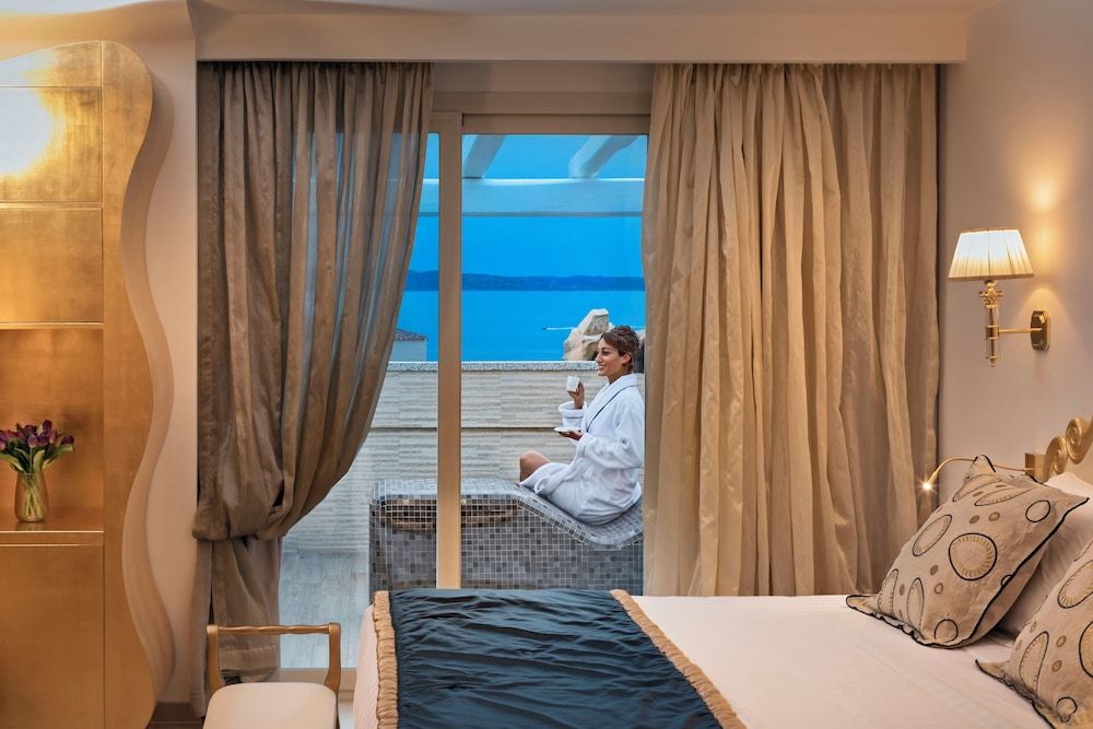 Presidential Suite, 1 King Bed, Jetted Tub, Sea View