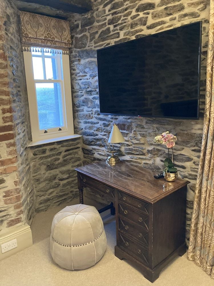 Camelot Castle Hotel South Tower Junior Suite with Sea View (Not Pet Friendly) 8